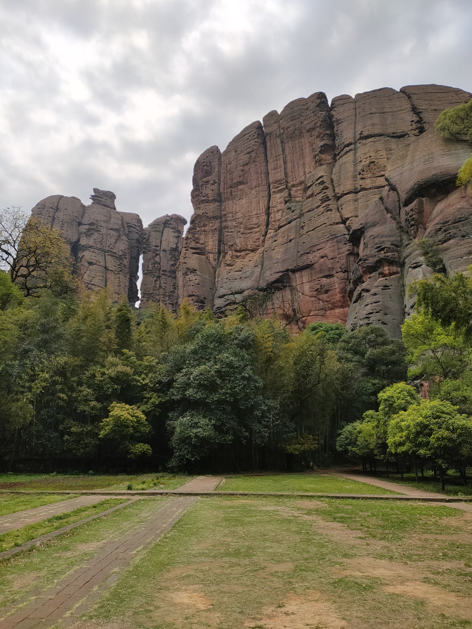 江西弋阳龟峰景区,壮观的丹霞