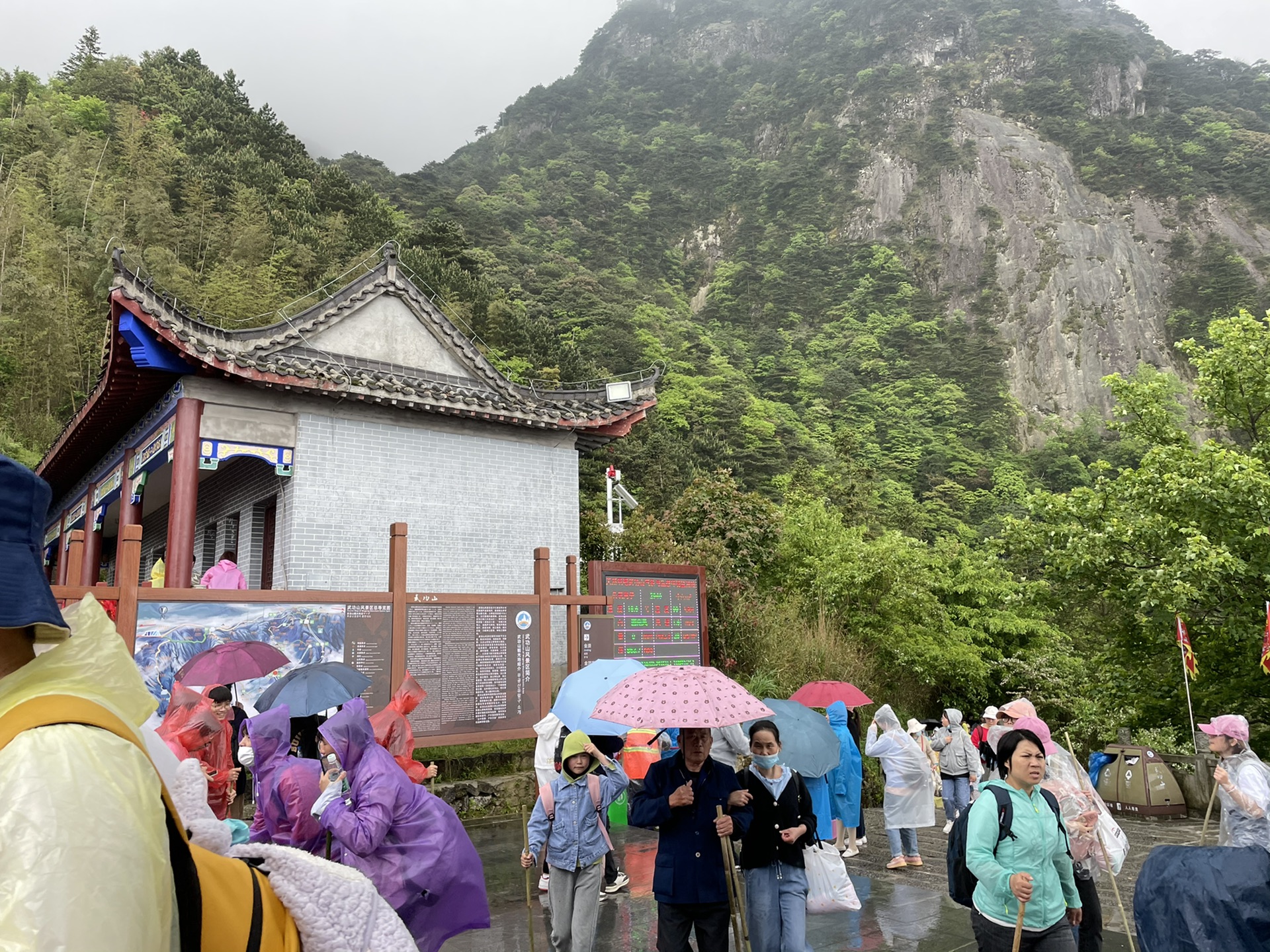 兩小隻的武功山兩日一夜徒步之旅