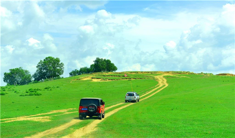 乘坐越野车行走在过山车似的【草原小天路】上,感受真正的没有开发