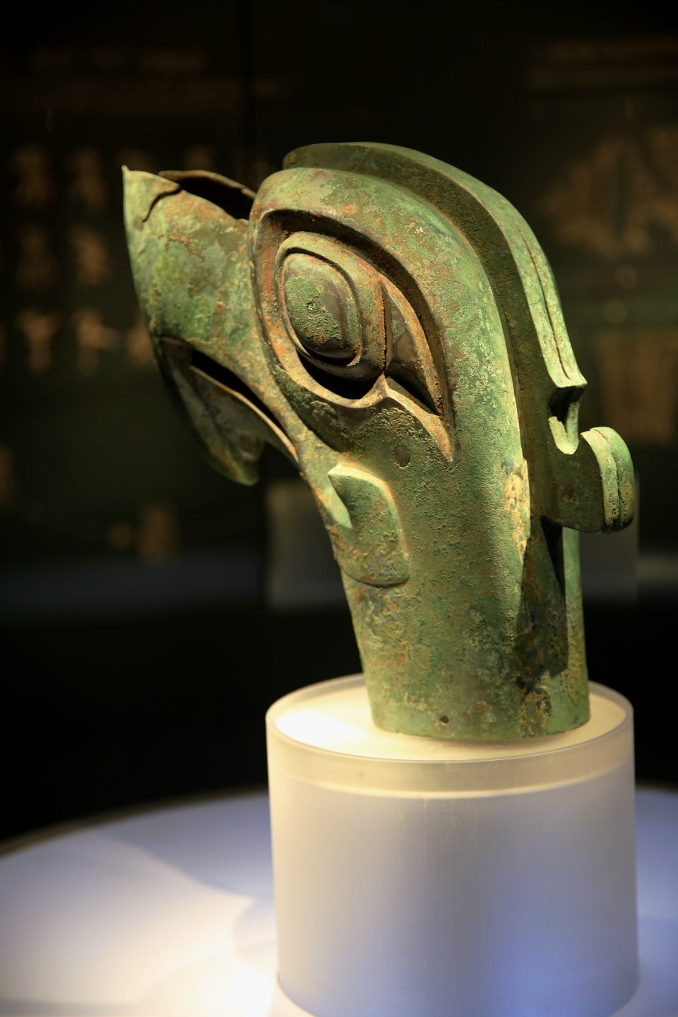 凤鸟翔云:青铜大头鸟