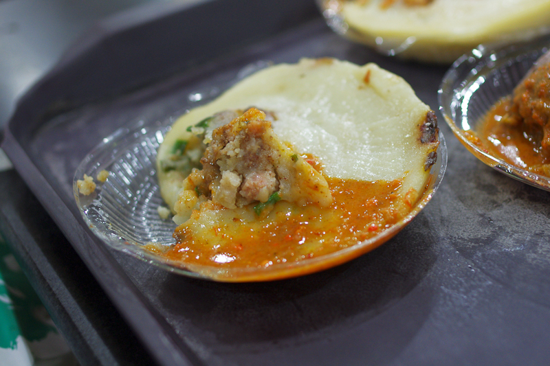 油光放亮的油葱粿,闽南话也叫碗仔粿.具有嫩糯芳香,清鲜淡爽的特点.