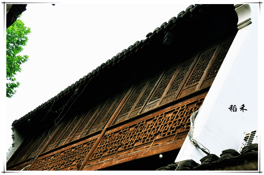 佳人楼上抚琴声,路人撑伞徘徊行.