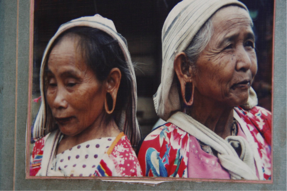 下面这个照片挺吓人的,据说老人的耳洞能穿过一个鸡蛋.太吓人了.