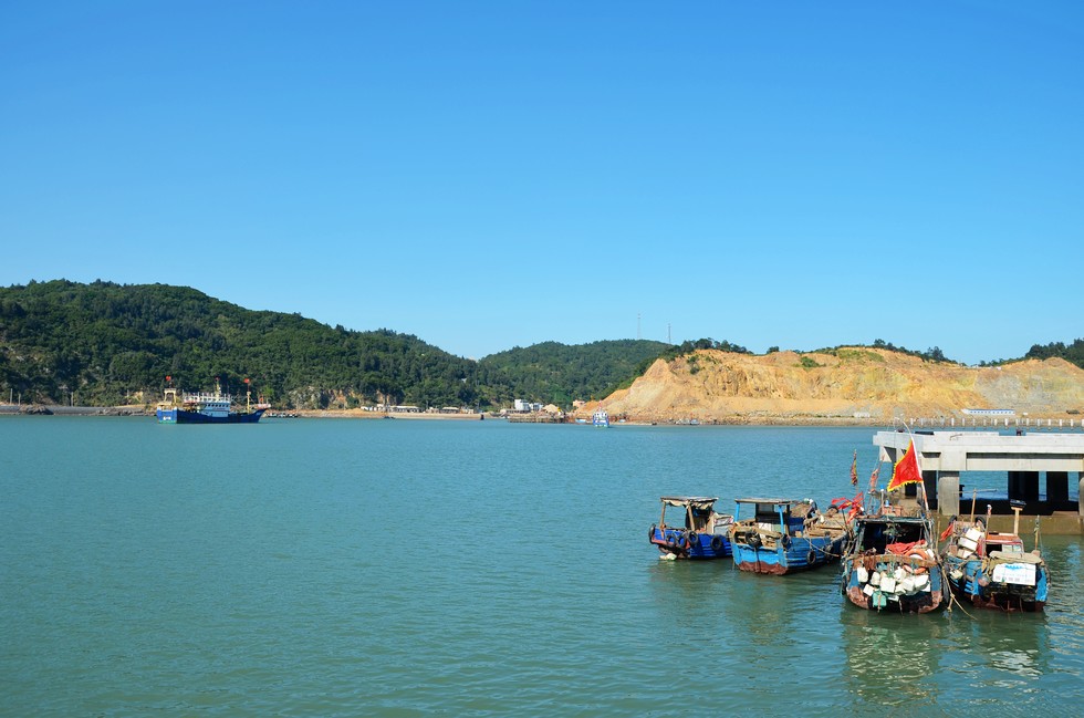 这是岙仔码头,我们就从这儿坐船出发前往竹屿岛.