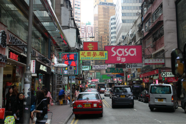 晚上的香港中环街头 wKgB3FHQaHeARba0AAQl1d_k-Nw22.jpeg?imageView2%2F2%2Fw%2F600%2Fq%2F90