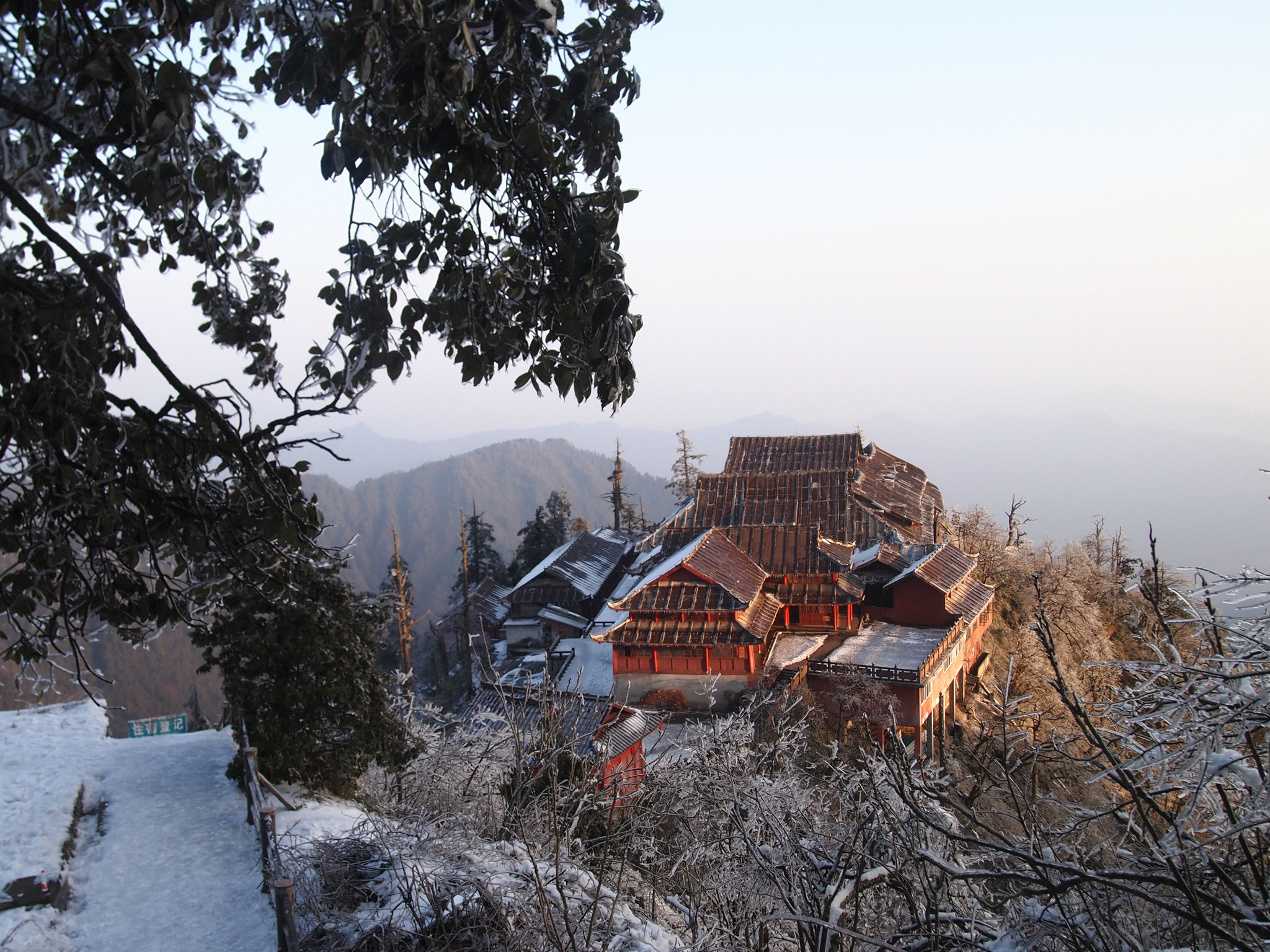 去峨眉山怎么穿搭_峨眉山金顶图片(2)