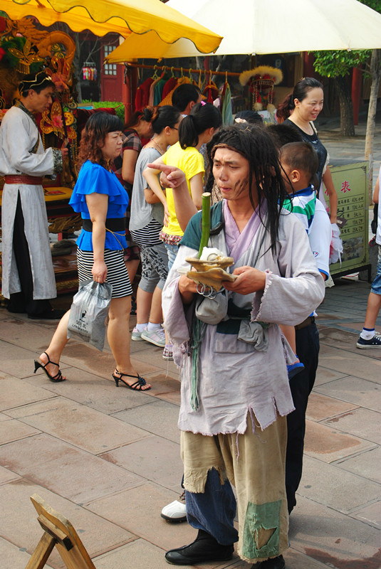 这只是在扮演,但还是情不自禁地被带入了那个情境,小乞丐的收获颇丰