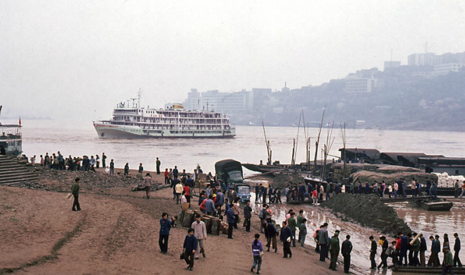 熙熙攘攘的人群在朝天门码头.回忆起那时每个月要坐船回外婆家