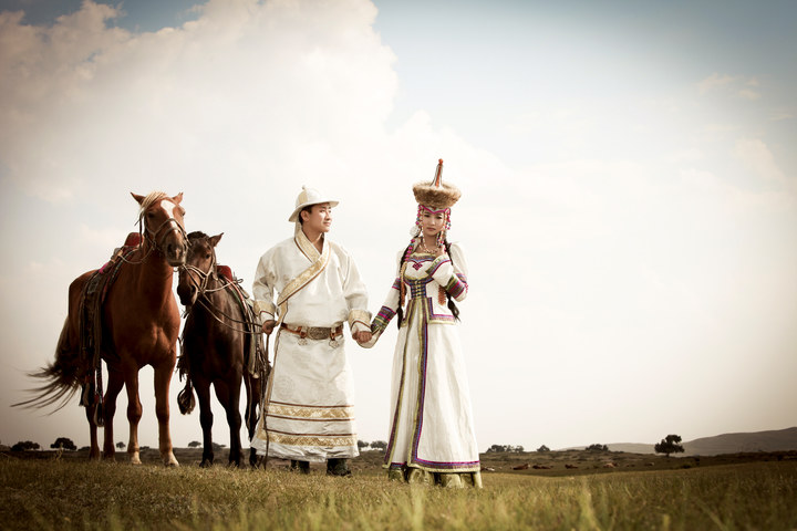 蒙古人结婚要有蒙古风情(原上情音摄影)