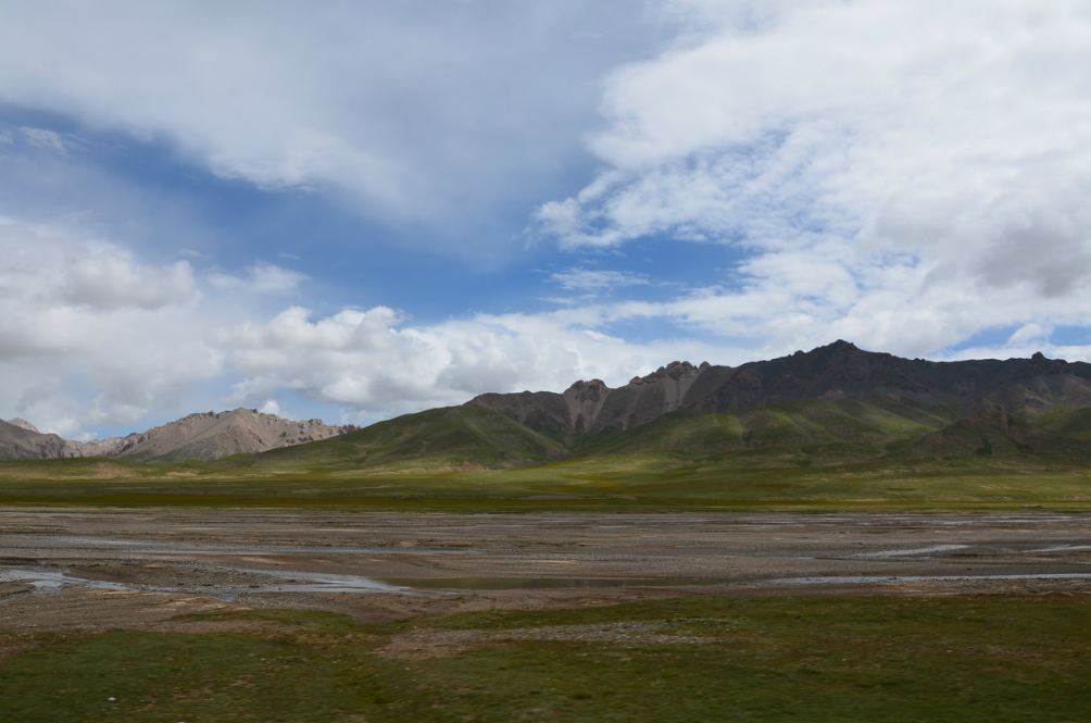 离开垭口,12点到达花石峡镇.