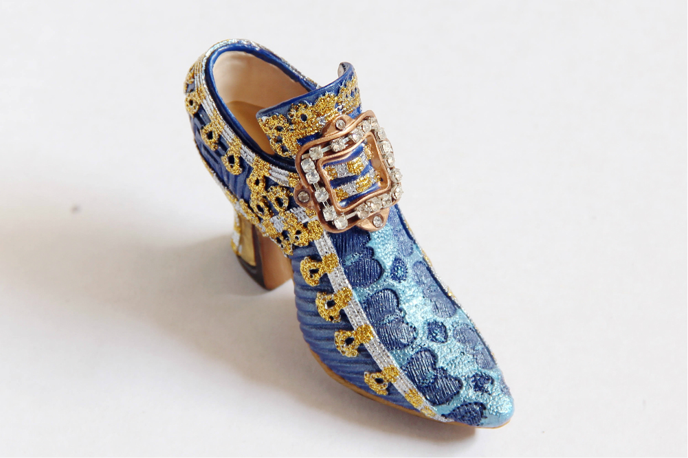 都知道拿破仑个子不高,大概是1米68,所以经常穿着高跟鞋来拔高自己.