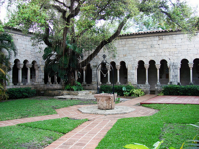 克莱伏圣伯纳修道院的回廊