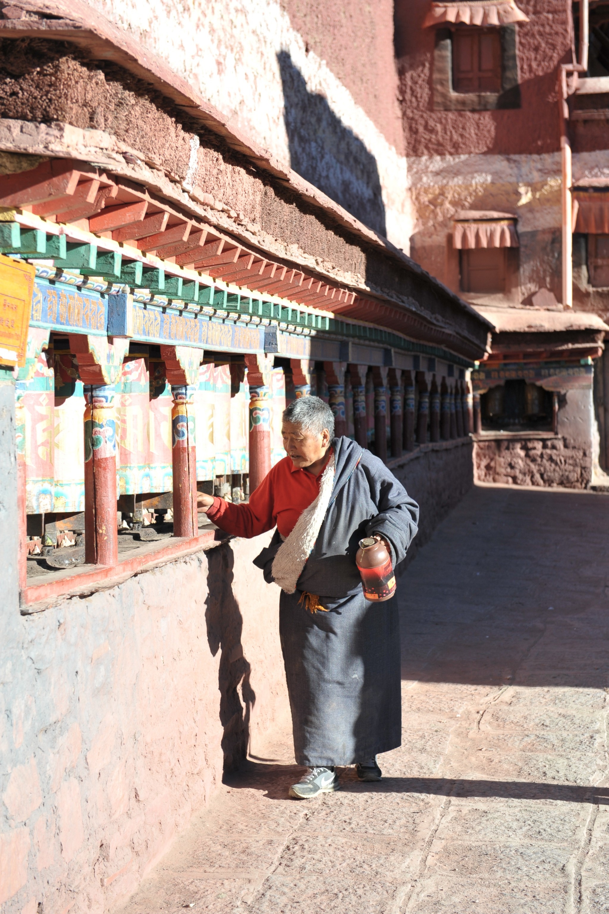 阿里 游记 传说中王菲出家的萨枷寺,其实他们叫做皈依,为皈投或依靠之