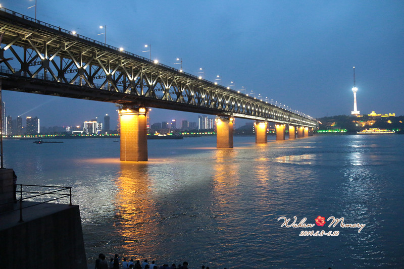 乘317,413,515,519,552,564,572,587,591,608,724路在八一路珞珈山