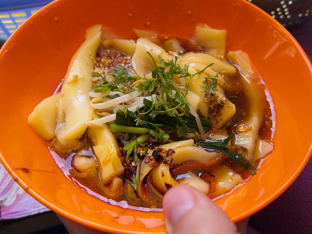 马蜂窝攻略组    缅甸最不寻常的菜肴之一就是to-fu nwe,意为"温豆腐"