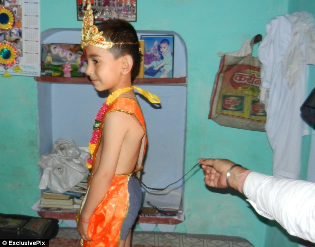 【男孩长尾巴】印度六岁男孩被封"猴神"