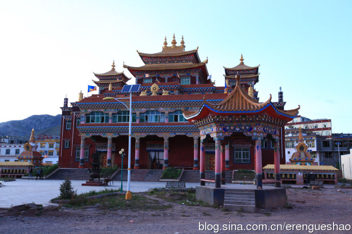 这是囊谦县城里一座新修的寺院,不知道叫什么名字,看看门前的亭子