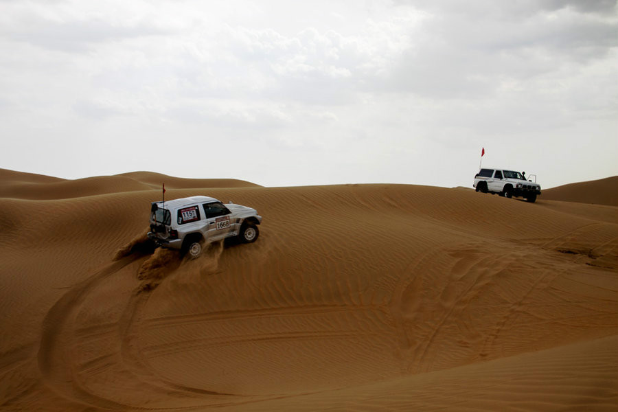 国庆巴丹吉林沙漠越野车冲浪,拍片子,求同行战士啊!