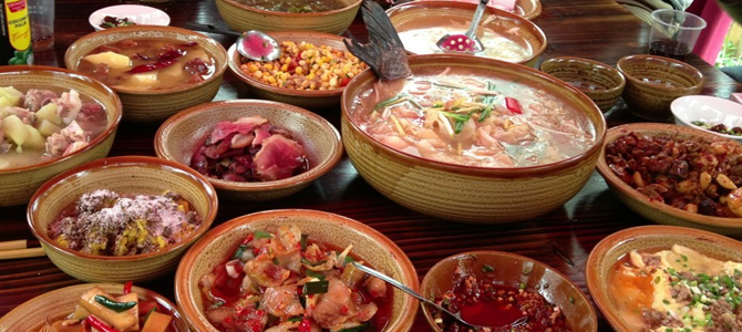 马蜂窝攻略组    八大碗据说是布依族的招待用菜.