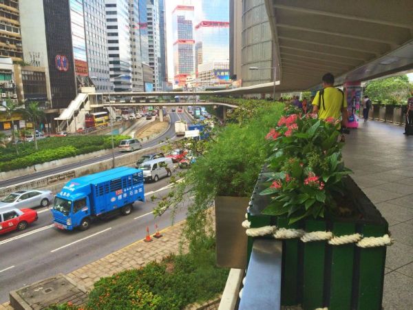 晚上的香港中环街头 wKgB6lS8h6yAdCyhAAHiCcXSGSQ73.jpeg?imageView2%2F2%2Fw%2F600%2Fq%2F90%7CimageMogr2%2Fstrip%2Fquality%2F90