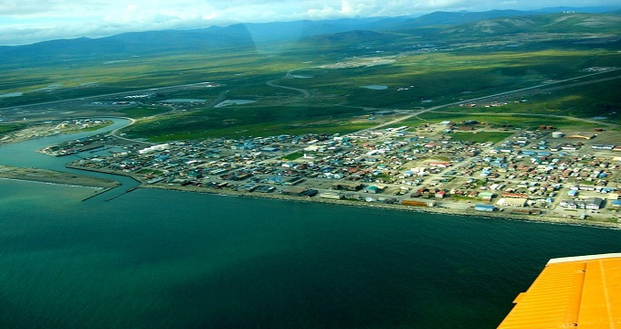 美国阿拉斯加州苏厄德半岛南部白令海岸的小港市.