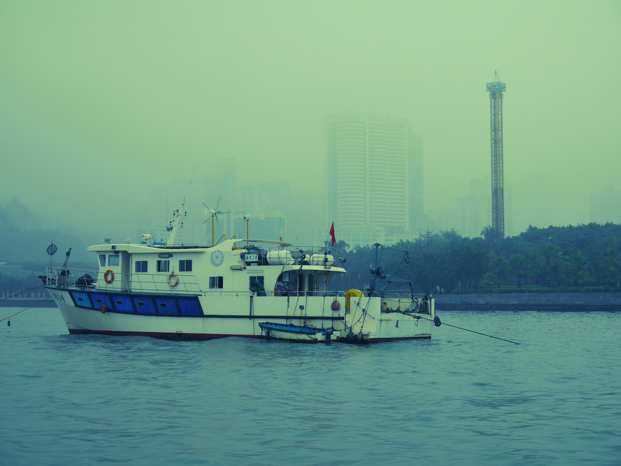 把其他乘客送回西堤码头,俺还要继续返航,往集美码头去.