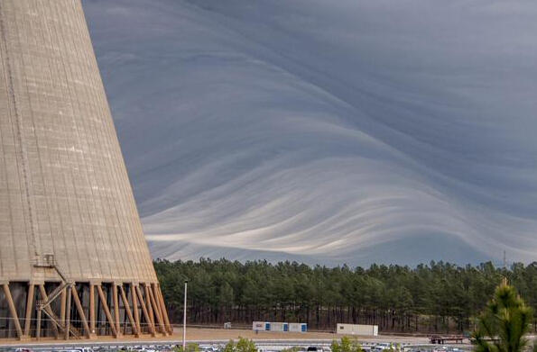 推特网友拍摄的波状云.