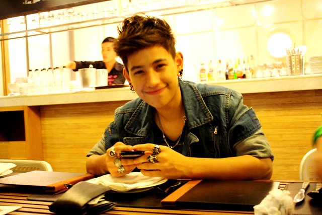       :泰国最帅的女生--歌手zee