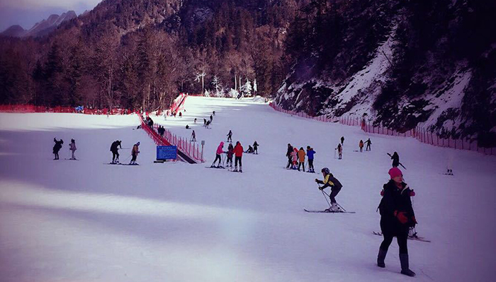 到山川灵秀的毕棚沟滑雪场,寻找原始森林中的白雪回忆