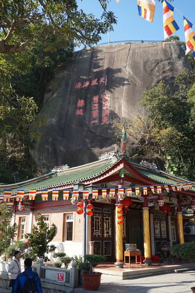 去看看> 不再显示    走过日光岩寺山门,抬头可以仰望到一个巨大的