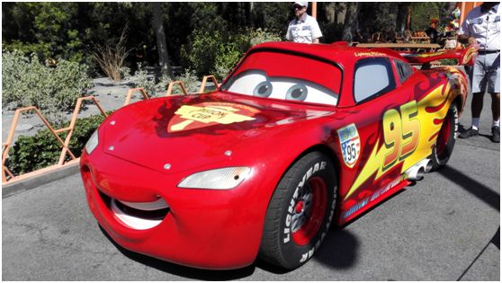 这是真车1:1的闪电麦昆,供游人拍照的,还有板儿牙.