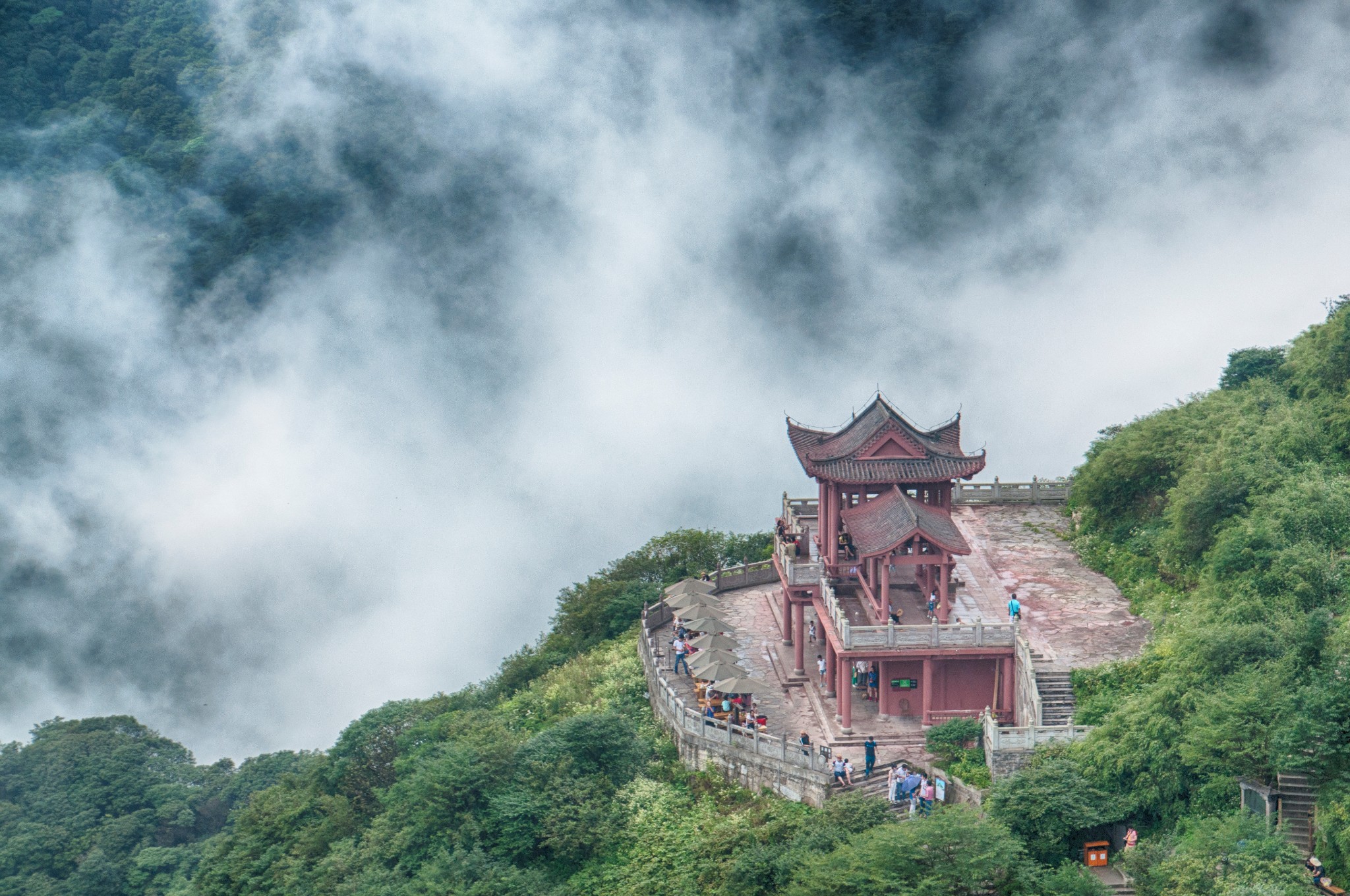 梵净山 自由行攻略                      拜佛台背后是梵净山的最高