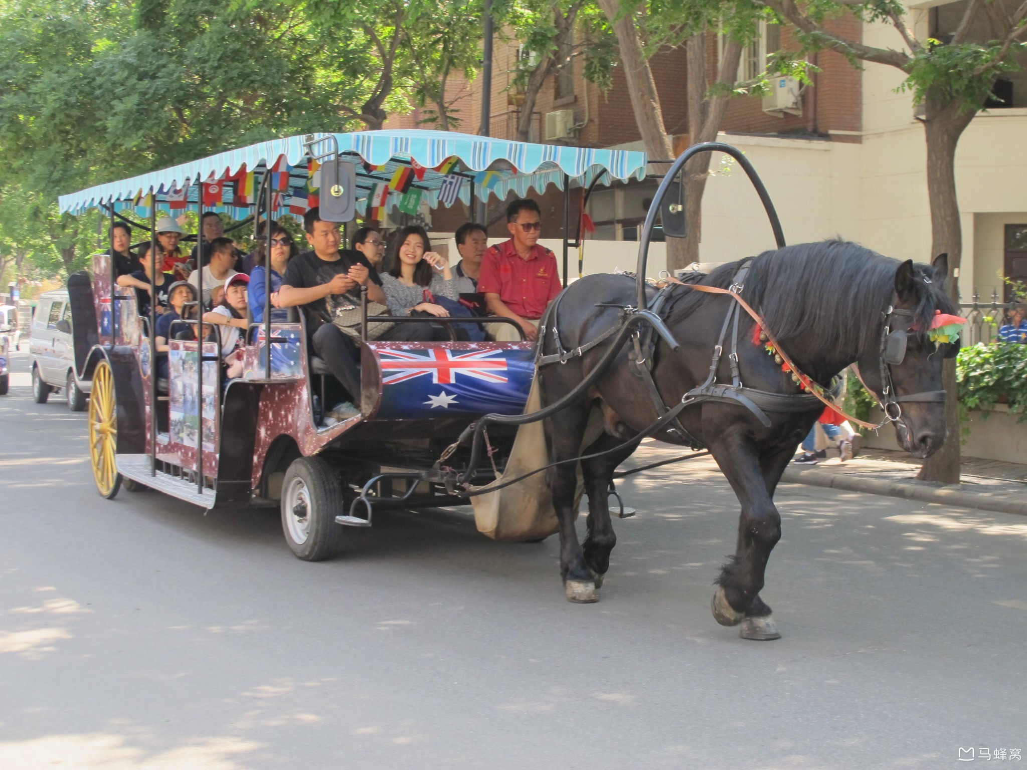 查看原图  马车驿站就在民园体育场外的广场上,很明显的建筑物 查看