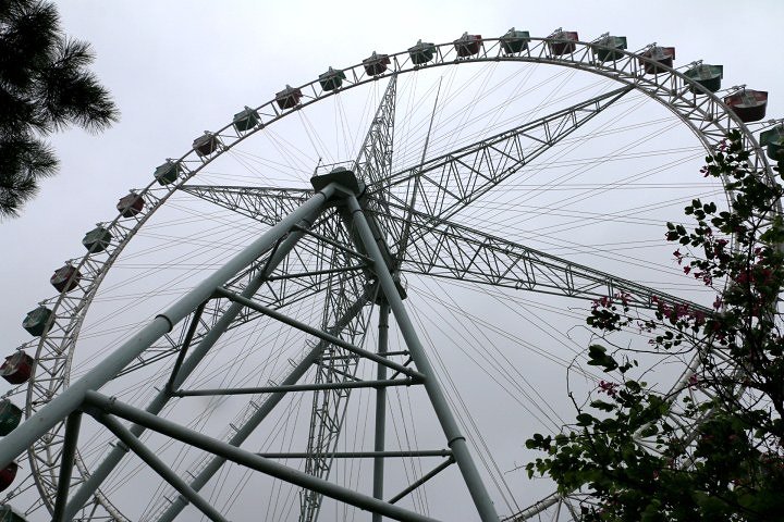 巨型摩天轮,成为岛上最靓丽的一道风景线.