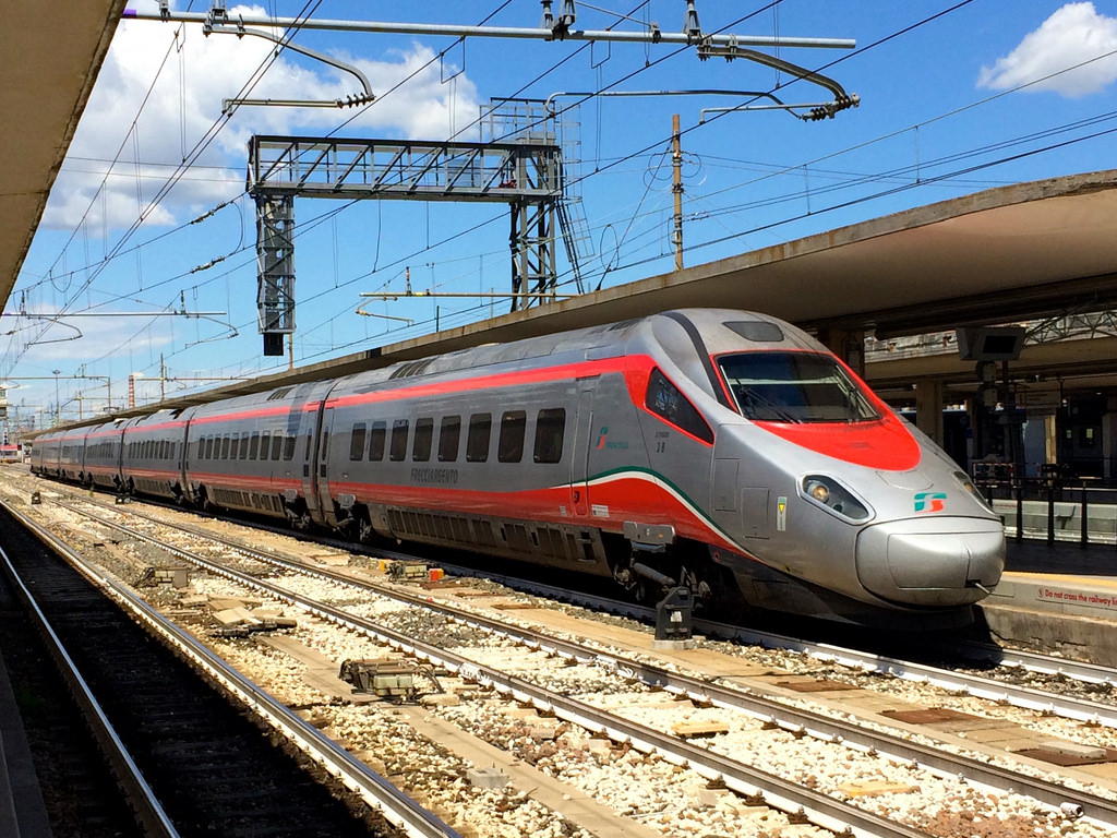 首先来看国内线路: ① 高速火车(le frecce)意大利国铁的高速火车包括