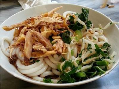 瞄了一眼墙上的菜单,凉鸡米线,豌豆粉,鸡肉炒饭,卤饵丝…每一个名字看