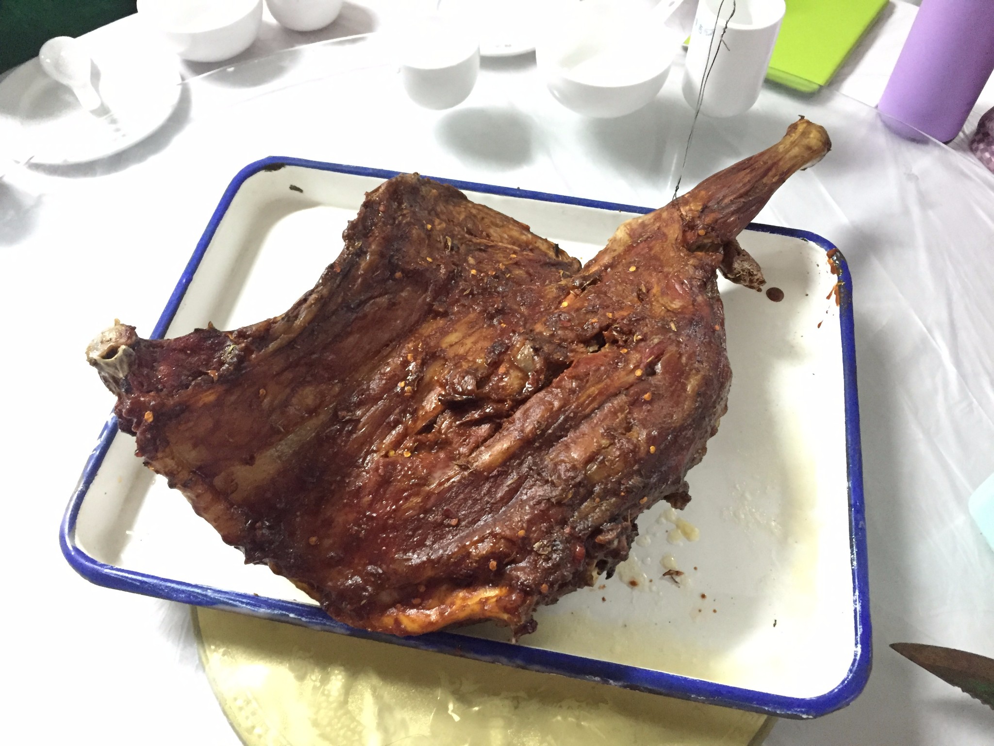 晚餐的烤前腿带排,由于人少无法来只烤全羊,只得选了一个小前